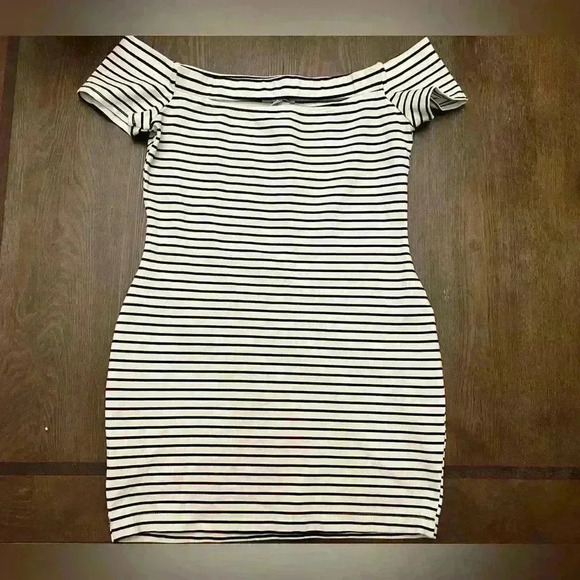G by Guess - Marlene Off Shoulder Cutout Stripped Dress Size M - Picture 1 of 3
